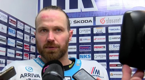 Zimomriavky v Nitre. Pred zápasom ďakovačka súperovmu hráčovi