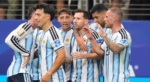 Messi užíva narodeniny s tímom