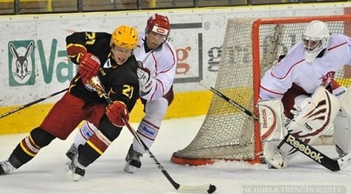 Dukla sa predstaví na ľade českého majstra