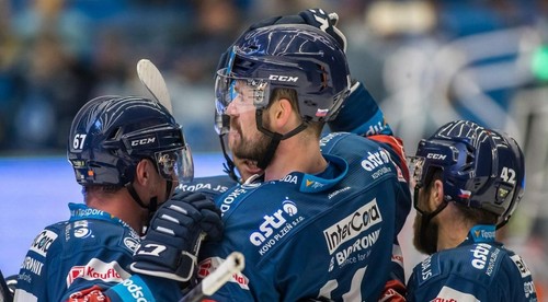 Peter Čerešňák znemožnil třineckého brankára strelou spoza červenej