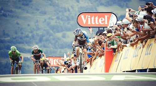 Bardet prvý na vrchole Peyragudes. Aru vyzliekol Frooma zo žltého