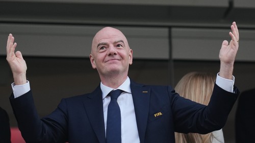 Monitor rasizmu vyzval FIFA, aby odvolala rozhodcu za gesto rukou