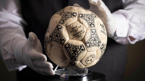 Lopta z najslávnejšieho gólu histórie má nového majiteľa. Zaplatil za ňu milióny