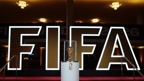 FIFA po kritike povolí fanúšikom priniesť si jednu fľašu s vodou