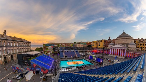 Duel Taliansko - Švédsko na Eurovolley 2026 pod holým nebom ohrozovala búrka