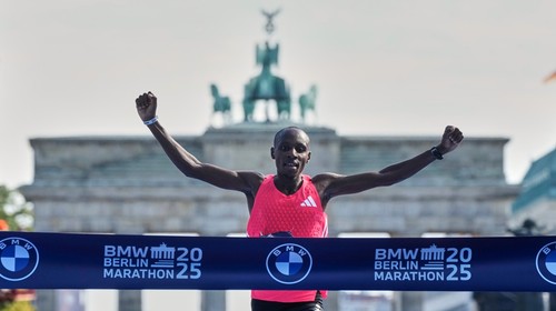 Výkony na Berlínskom maratóne poznačilo teplo. Triumfovali Keňania