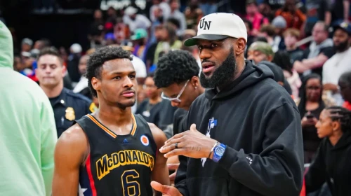 Novú sezónu NBA otvorí duel majstrovských Knicks proti 76ers s Lebronom Jamesom