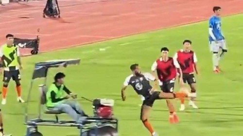 VIDEO: Bizarný moment v Thajsku! Hráča pri rozcvičke prešiel trávnikový valec
