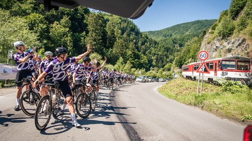 Môže cyklista predbehnúť vlak? Zisťovať to opäť budú na Orave