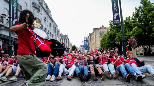 Korunný princ Haakon „vesloval“ po postupe Nórov s fanúšikmi