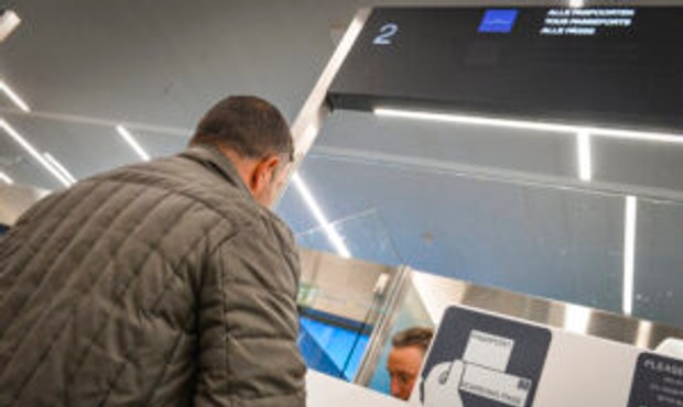 EK reaguje na bezpečnostné riziká, pripravuje cielené vízové opatrenia