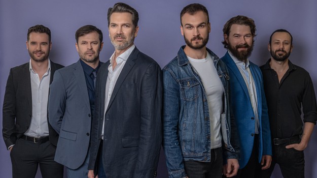 Najväčší fešáci zo seriálu Nemocnica v charitatívnom kalendári: Ktorý je váš favorit?