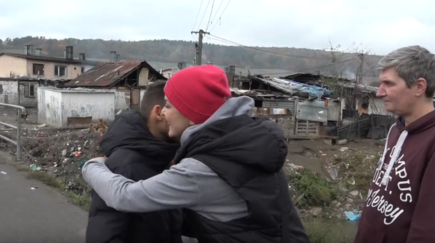 Eňa Podzámska navštívila Nikolasa zo Siedmeho neba v osade. Priniesla mu dar