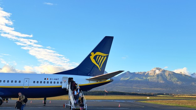 Šéf Ryanairu popiera, že cestujúci po rozbití okna vypadol z lietadla.
