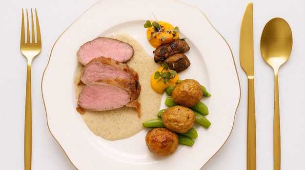 Panenka v slaninke, hubová mačanka, pečené baby zemiaky a tekvicové pyré