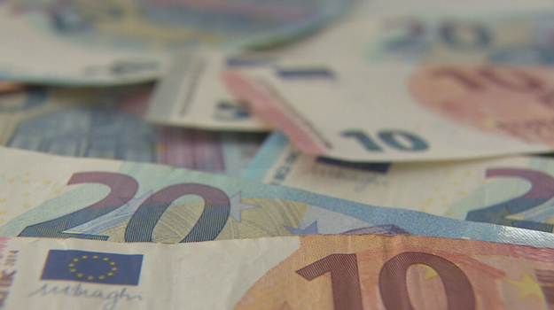 Na hraniciach zadržali podozrivého muža. V kufri mu našli 850-tisíc eur v hotovosti