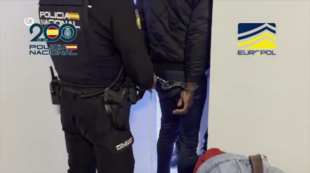 Medzinárodný gang Čierna sekera má tisíce členov. Polícia zadržala desiatky z nich