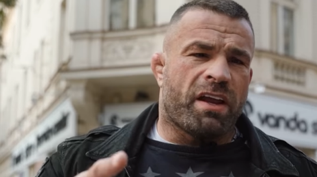 Súd poslal zápasníka Karlosa Vémolu do väzby, jeho advokát podal sťažnosť