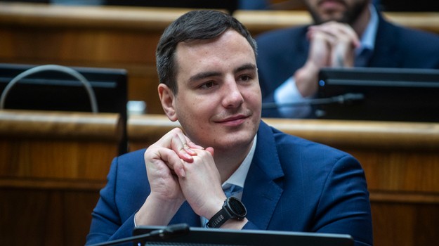 Poslanec PS mal dopravnú nehodu v Bratislave. Pri zrážke sa zranil motorkár