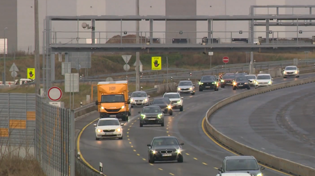Hrozivá nehoda na R1: Autobus skončil v poli, záchranári evidujú zranenia