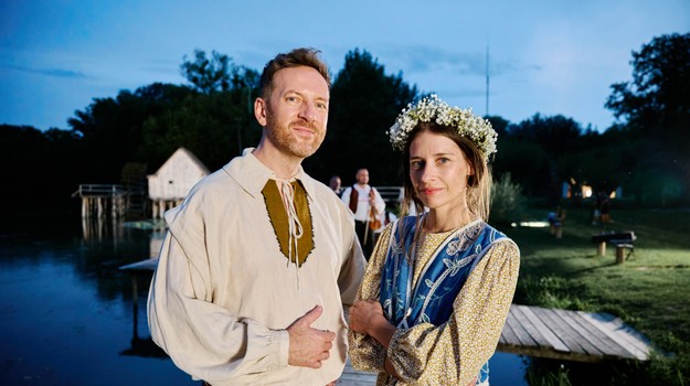Miro Jaroš a Sima Magušinová spájajú rodiny Svetluškou. Ich duet má strážiť detské sny