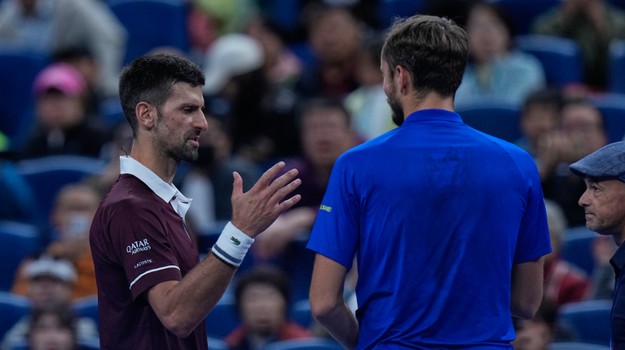 Šokujúci koniec semifinále! Medvedev bol diskvalifikovaný, Djokovič oslavuje postup
