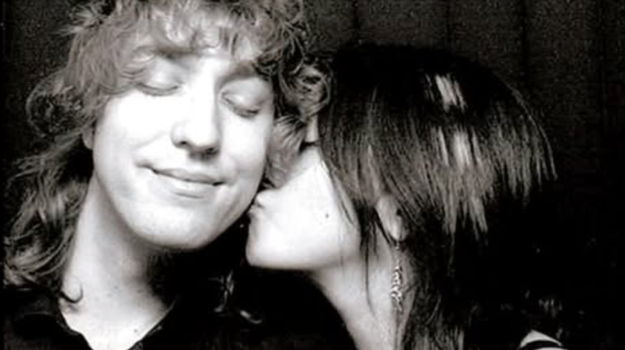 Žbirka sa zasnúbil! Mekyho syn pokľakol, so snúbenicou sú úplná kópia Lennona a Yoko Ono!