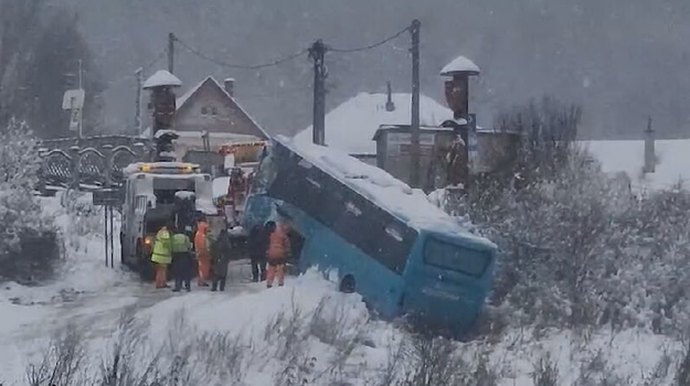 Snehové záveje robia na cestách problémy. Autobus dostal šmyk a zišiel z cesty