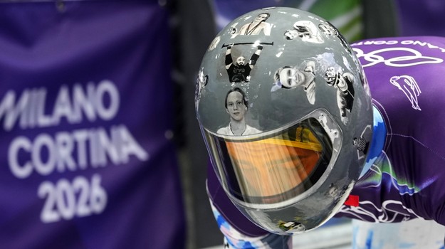 Ukrajinského olympionika diskvalifikovali za helmu s portrétmi obetí vojny