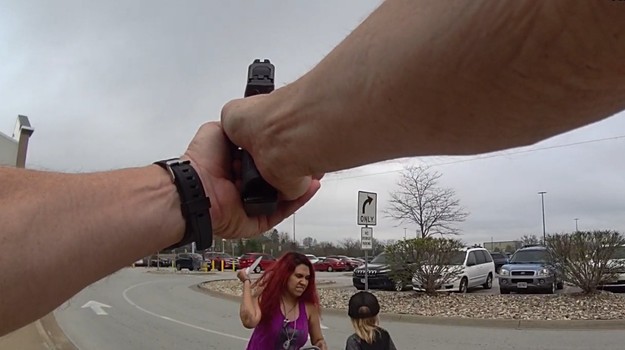 Žena ohrozovala cudzieho 3-ročného chlapčeka s nožom. Polícia útočníčku zastrelila