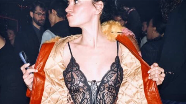 Je dráždivá póza odkaz nevernému manželovi, alebo len predvádzanie? Fanúšikovia speváčke škaredo naložili!