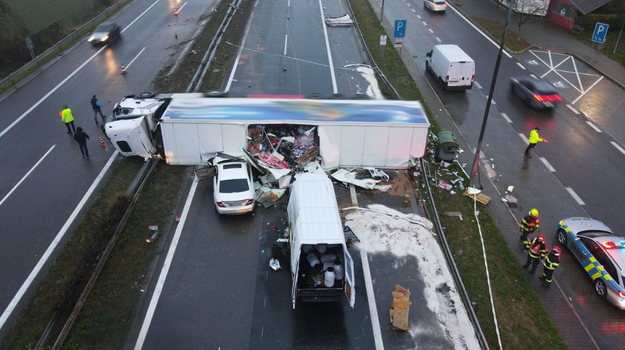 Na D1 pri Ilave zomrel vodič dodávky po náraze do prevráteného návesu
