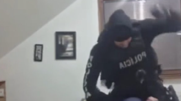 Policajná inšpekcia vyšetruje incident, kde policajt bil muža v Slovenskej Ľupči