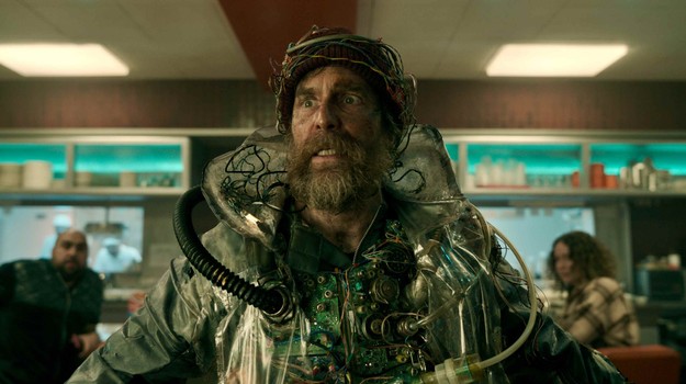 Sam Rockwell v šialenej sci-fi jazde od režiséra Pirátov z Karibiku: 20-kilový kostým ho úplne zničil!