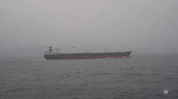 Tanker pri pobreží Saudskej Arábie zasiahol projektil, na palube vypukol požiar