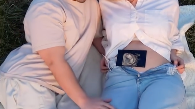 Slovenskí influenceri oznámil tehotenstvo videom, ktoré valcuje internet!