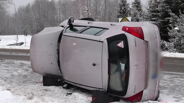 Po nehode matky s 14-mesačným dieťaťom skončilo auto na streche
