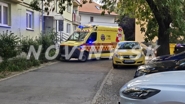 Tragický večer v Nitre: 17-ročný mladík vypadol z okna na 8. poschodí