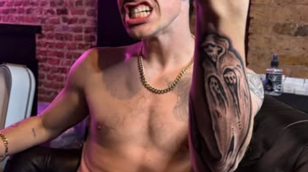 Za najsexi spevákom súčasnosti šalejú milióny žien, na divokej párty na lodi sa ukázal úplne nahý!