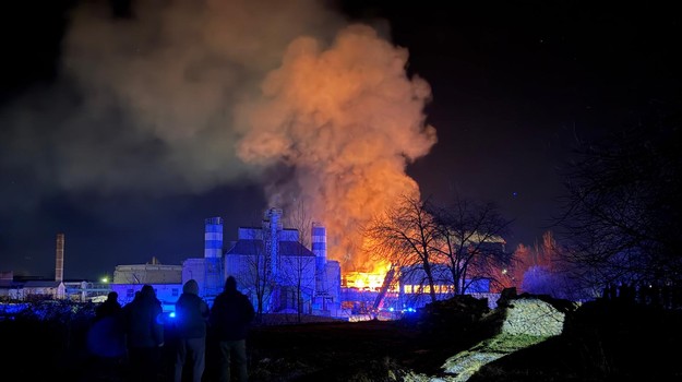 Vo Zvolene horí výrobná hala, celý objekt je v plameňoch