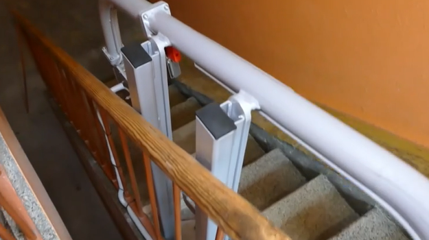 V Púchove poškodili schodiskovú plošinu pre postihnutú Emku ešte počas montáže