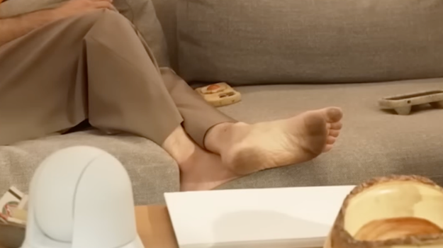 To je ale humusák! Ľudia sú zdesení z manžela hviezdnej speváčky - vypustil vetry priamo do kamery!