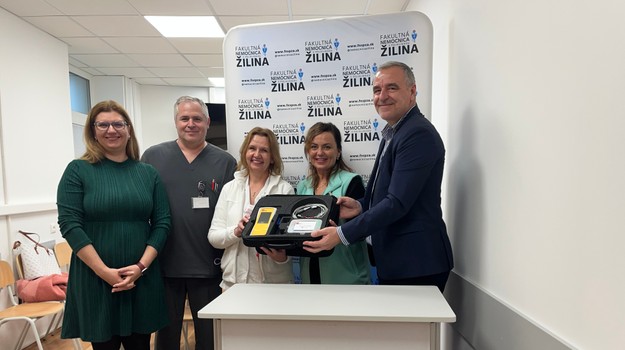 Žilinská nemocnica získala prístroj, ktorý umožňuje včasné odhalenie poruchy sluchu u novorodencov, aj vďaka daru Nadácie TV JOJ