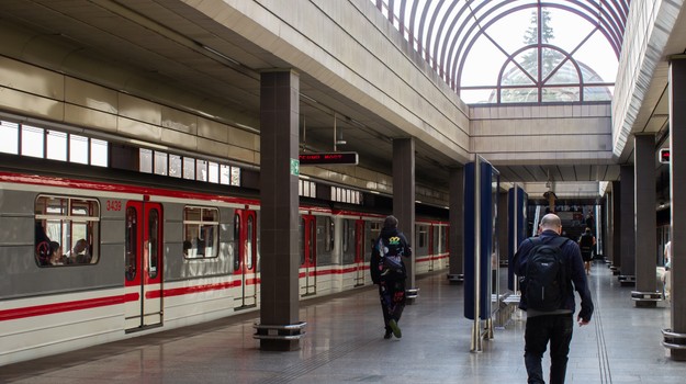 Kočík spadol do koľajiska pražského metra. Premávku museli okamžite prerušiť