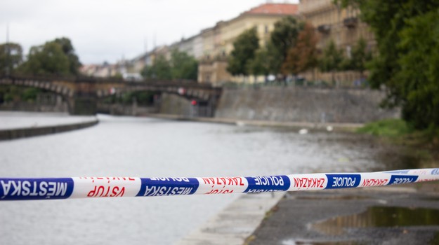 Jedno z dvoch dievčat sa utopilo vo Vltave. Policajti pri zásahu takmer utopili dve autá