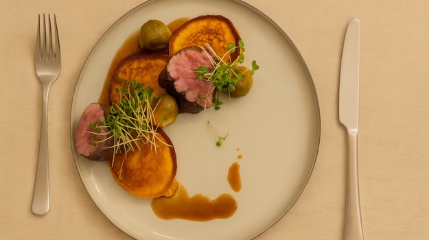 Bravčová panenka na divoko so šípkovou omáčkou, tekvicovými lievancami a glazovaným kelom