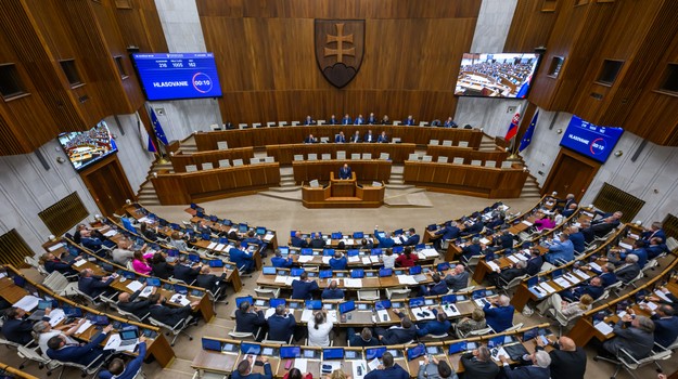 Mimoriadna schôdza k návrhu na vyslovenie dôvery vláde bude vo štvrtok, oznámil Raši