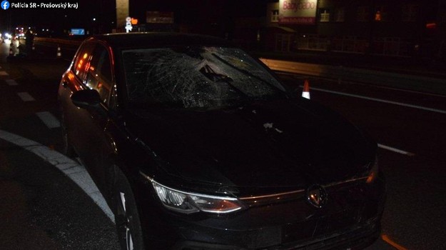 Nehoda v okrese Trebišov: Auto zrazilo neosvetleného chodca, úsek museli uzavrieť