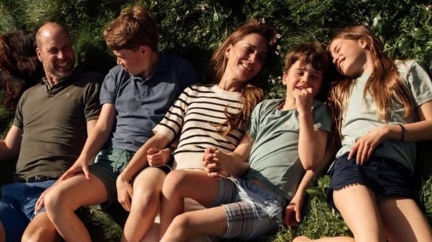 Kate a William oslávili 15. výročie svadby rodinnou fotkou! TENTO detail si všimli všetci!