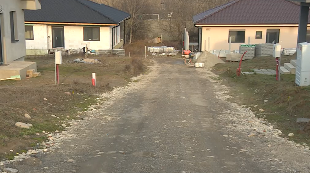 Obyvatelia dedinky čakajú na príjazdovú cestu. Developer sľubuje termíny